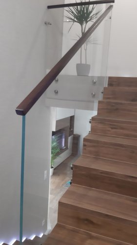 szklana na drewnianych schodach